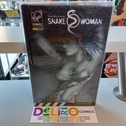 Immagine di SNAKE WOMAN UN SERPENTE TRA L'ERBA