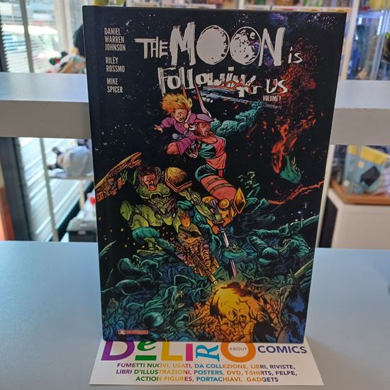 Immagine di THE MOON IS FOLLOWING US - EDIZIONE VARIANT 001